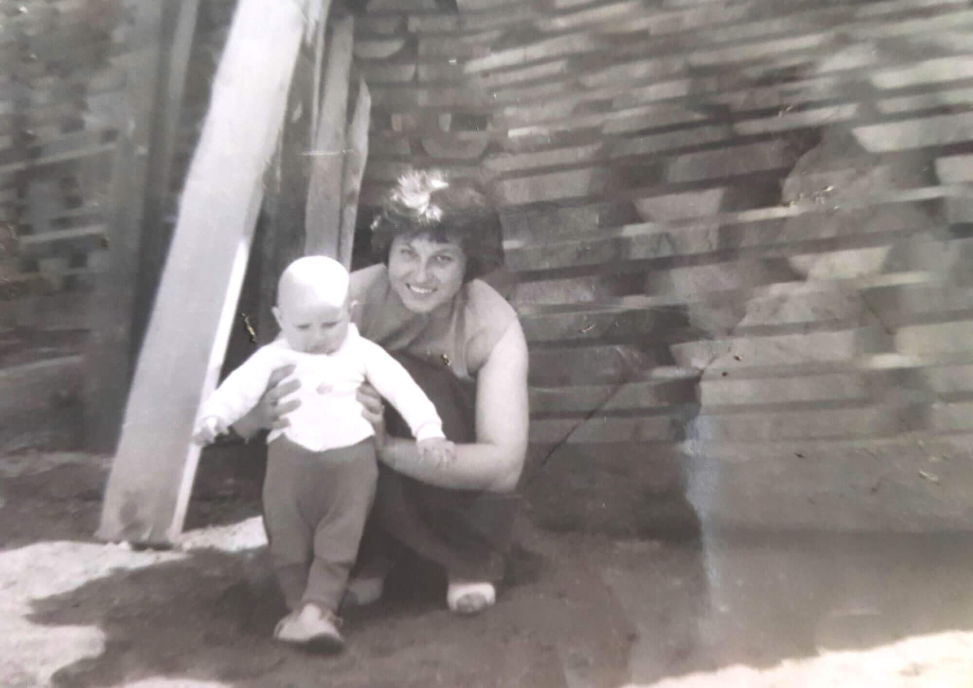 Ferdinand Gerbautz als Baby mit seiner Mutter – sie half tatkräftig in der Werkstatt mit.