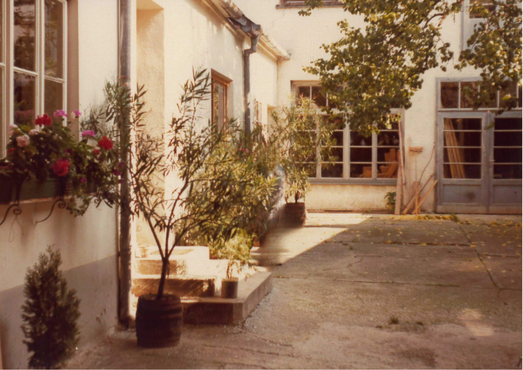 Die Hofansicht der Tischlerei Gerbautz – ein Ort mit Geschichte und Beständigkeit.